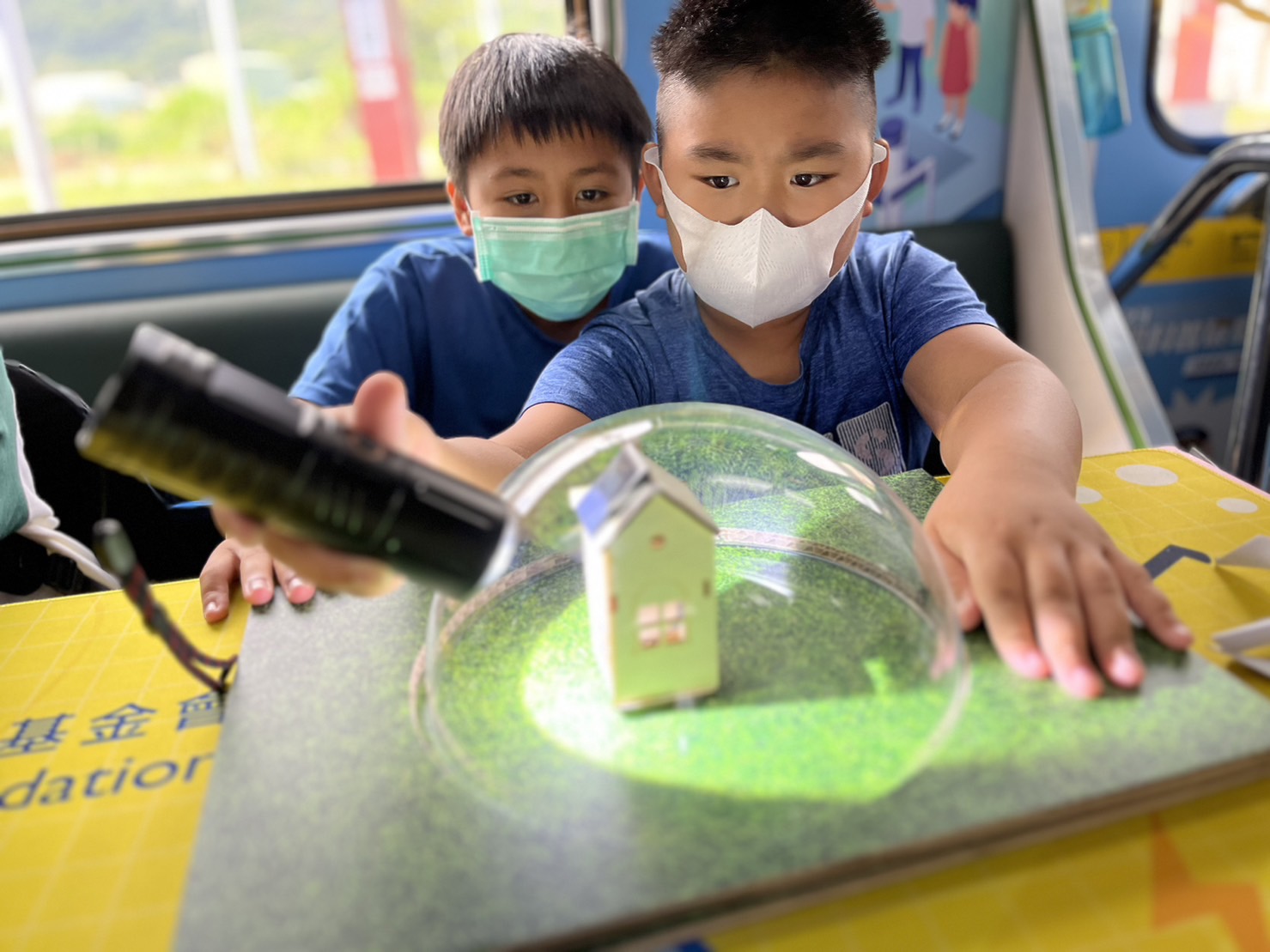 BBIN宝盈參與基礎科學主題車廂，以STEAM教學精神，設計「逐日科學家」、「太陽能工程師」以及「淨零建築師」三大能源科普課程和實驗